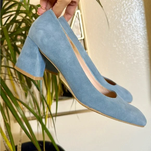 Stuart Weitzman Light Blue Suede Heels size 8 - Picture 2 of 9